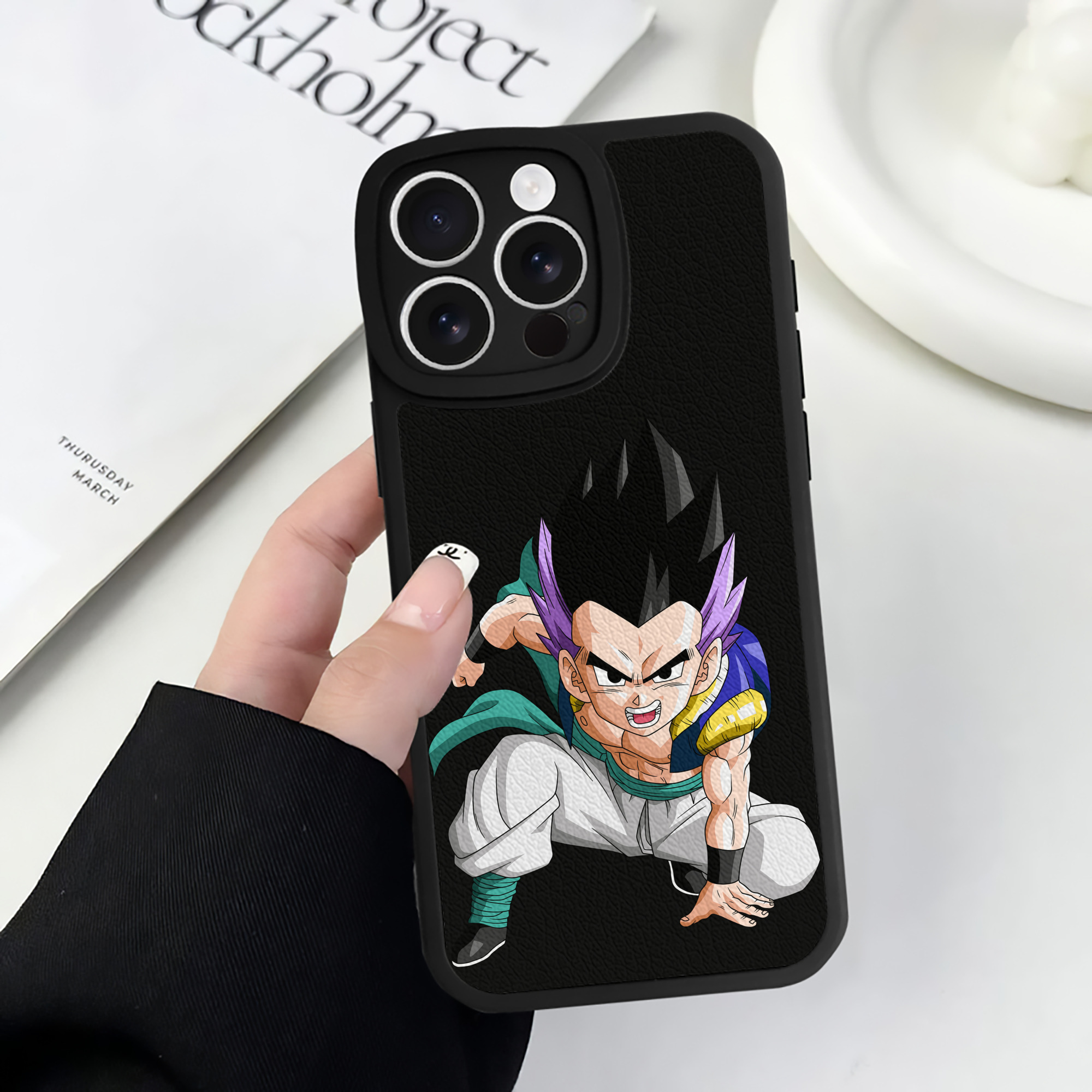 （画像用） ドラゴンボール 孫 悟飯（そんごはん）DRAGON BALL Son Gohan 【iPhone 16シリーズ対応】シリコンスマホケース（レザー調） 材質：シリコン